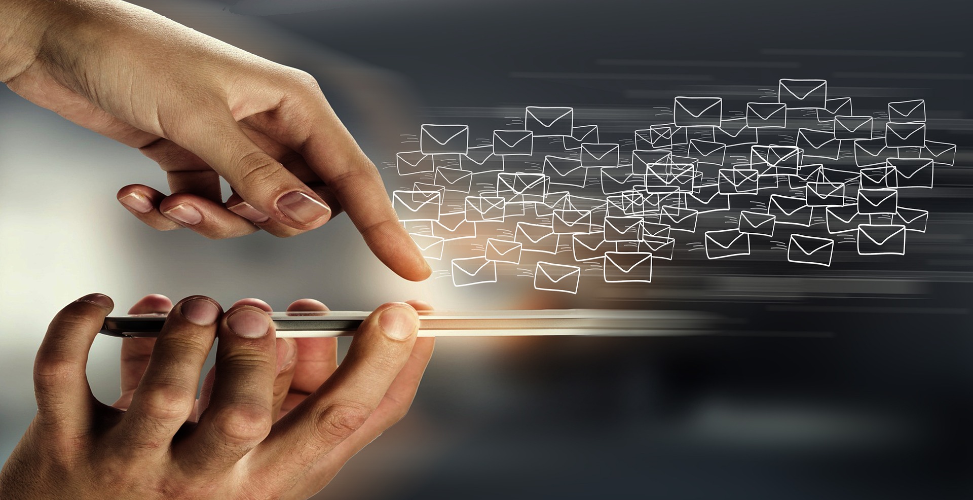 email-6370595_1920 Smartphone press, gezeichnete Briefumschläge fliegen wie Samen einer Pusteblume in die Luft